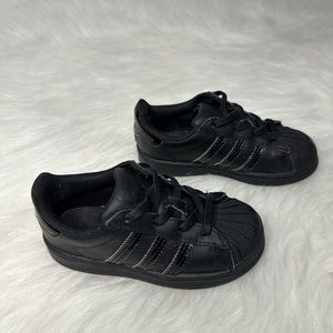 Unisex Adidas Shell Size 8 (kids)